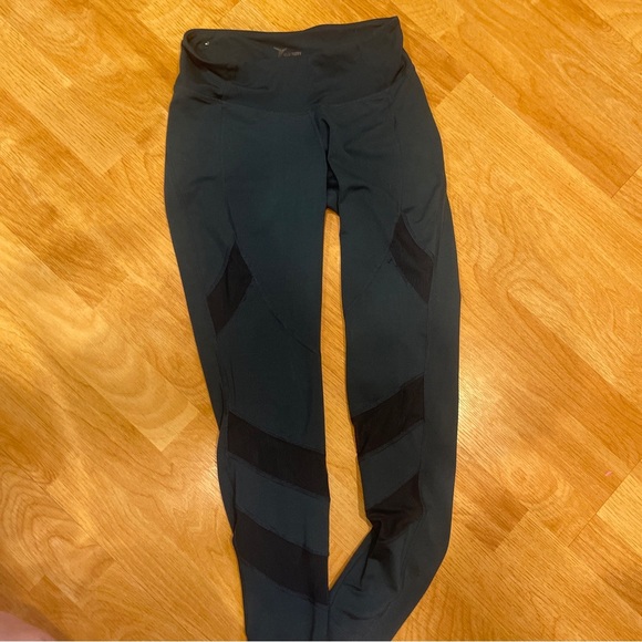 Old Navy Active Go-Dry Fitted  Mesh Inset Leggings in Navy - Picture 2 of 5